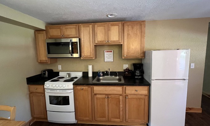Paradise Hotel | Tahquamenon Suites Lodging - One-Bedroom Suite # 4