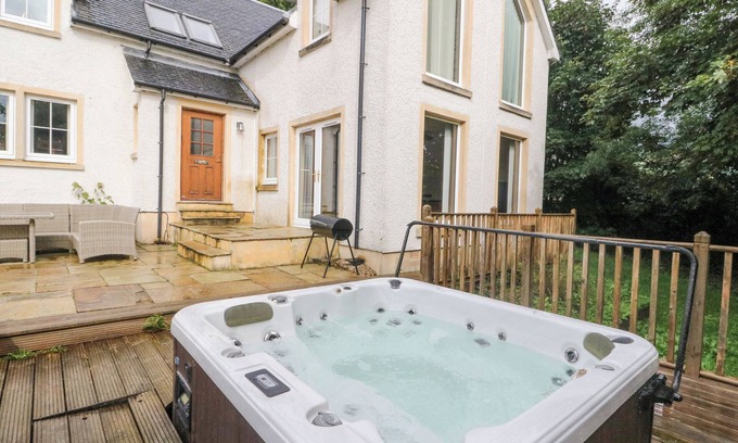 Killin Cottage | TAIGHEAN ANNDRA, pet friendly, with hot tub in Killin