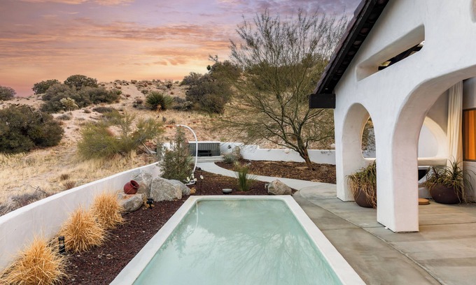 Yucca Valley House | Taj Sahara: Hot Tub, Pool & Hammocks