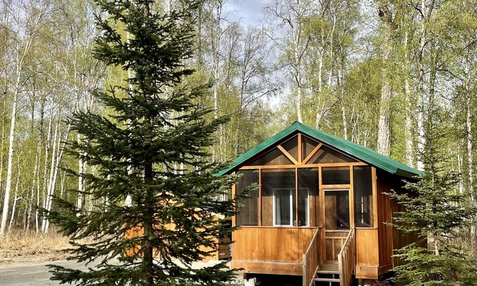 Susitna North Cabin | Talkeetna Wilderness Lodge - Studio Cabin #7 – King Bed