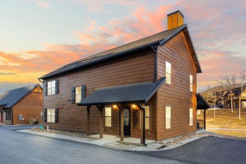 Hollister House | Tall Timbers Retreat w Free Daily Tickets-Water Views-Community Indoor Pool-Bunk Room-Pvt Hot Tub