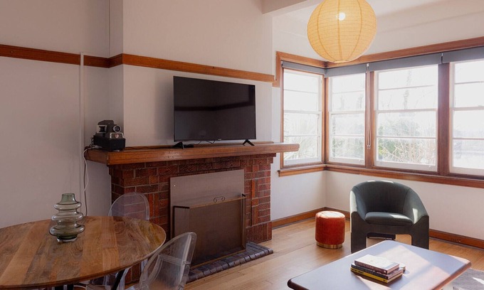 Trevallyn Apartment | Tamar River Views & Mid-Century Vibes