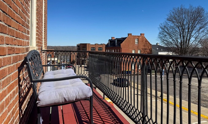 Washington Condo | Tamm Loft | River view, Downtown WashMo, Dog-friendly