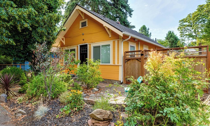 Whiteaker House | Tangerine Eugene Guesthouse - central Eugene, Pet yes, bikes, near UO & downtown