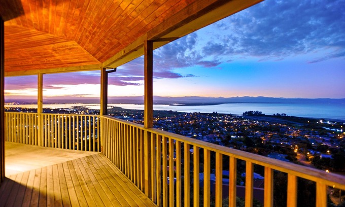 Tahunanui House | Tasman Vista - Stunning Nelson Holiday Home with Spa Pool