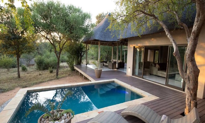 Hoedspruit House | Tasteful villa in Hoedspruit with garden