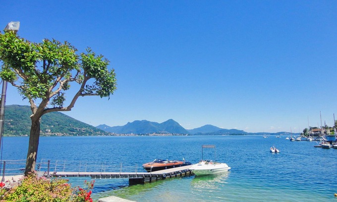 Feriolo Apartment | Tastefully furnished 2½-room apartment on the charming lake promenade