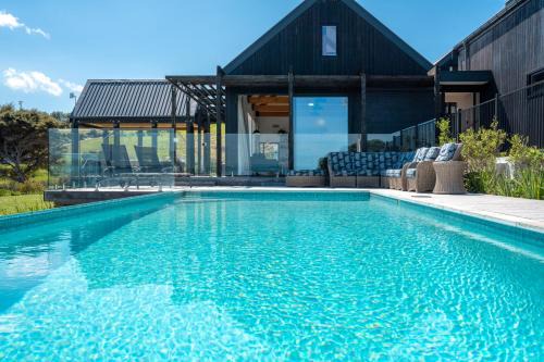 Omiha House | Te Whau Retreat - Main House - Be My Guest Waiheke