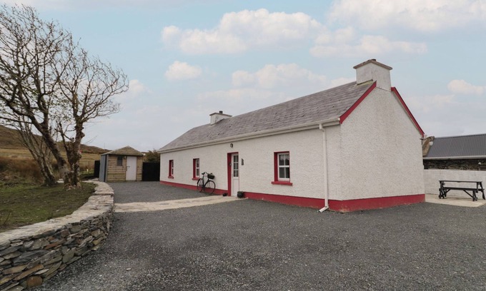 Donegal Cottage | TEACH PHAIDÍ MHÓIR, pet friendly in Glencolmcille, County Donegal