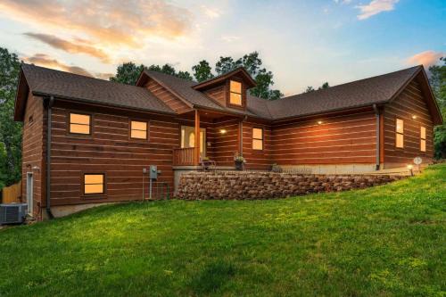 Kirbyville House | Teal's Treasure - Secluded Lakeside Cabin for 8