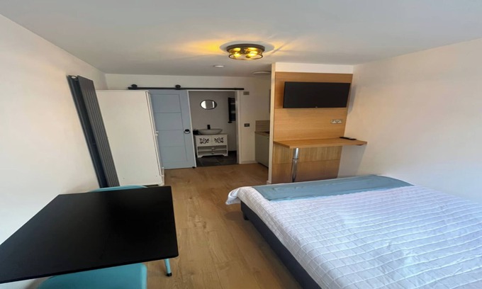 Richmond-upon-Thames Apartment | Teddington Little Secret