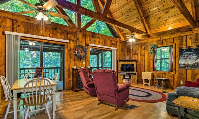 Madisonville Cabin | Tellico Plains Cabin - 25 Acres, Backyard Creek!