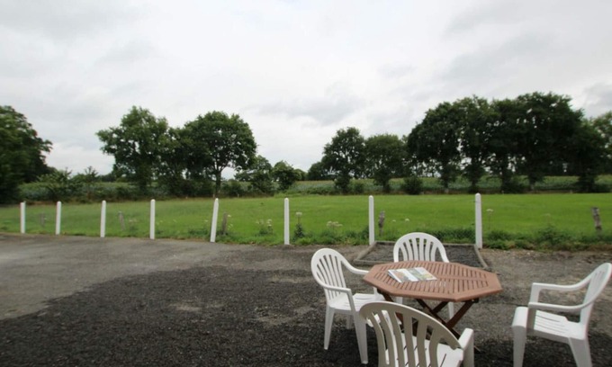 Argouges Cottage | Terraced house for 2 in Saint-James, pets allowed