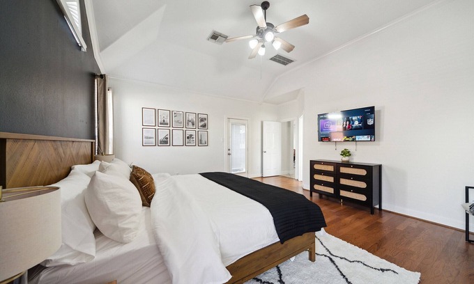 Klein House | Texas Themed Modern Spacious Getaway w/Hot Tub & Games - PETS - Mid Term Stays