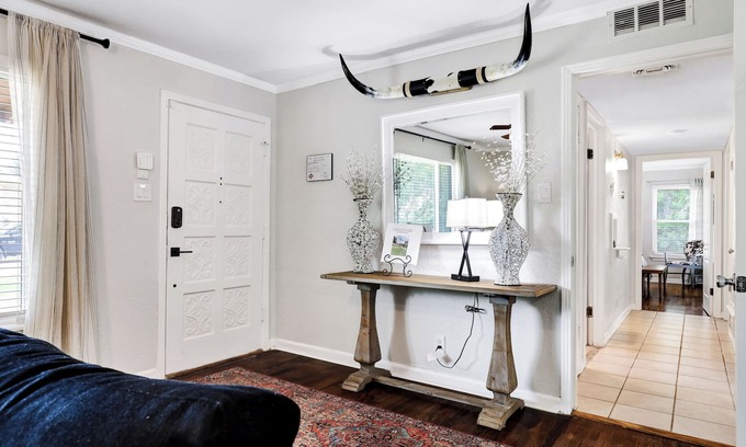 West San Antonio House | TexMex House – Spacious Family Retreat - Sleeps 16 - Near All Attractions