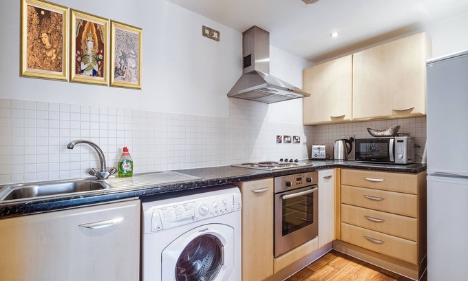 Bordesley Apartment | Thai Suite + Pool table/Games + Free Park + Netflix