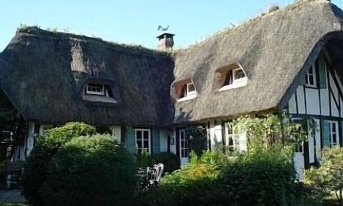 Vieux-Port Cottage | Thatched Cottage on the Banks of the Seine
