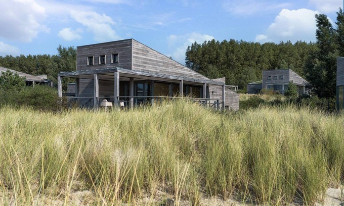 Ouddorp House | The 4 person Villa Super VIP features a luxurious and comfortably furnished interior, terrace with views over the water, perfect with dogs and children.