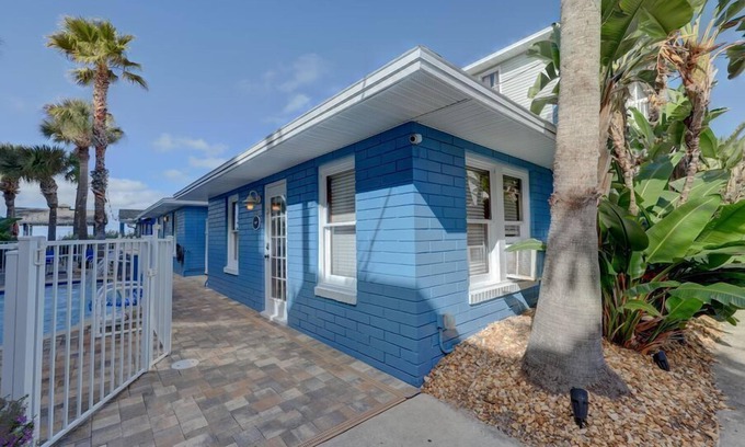 Largo Cottage | The Angler*Quaint 2bdr 1BA Cottage, 30 Steps to Sand*Heated Pool