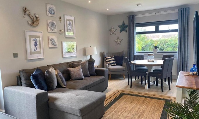 Porthcawl Apartment | The Annexe Porthcawl Pet Friendly 2 Bedroom Flat with King Size bed bunk beds and sofa bed sleeps up to 5 people