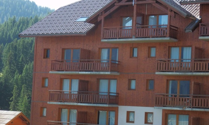 Puy-Saint-Vincent Apartment | The apartment Puy St Vincent, 3 bedrooms, pool, sauna. 6/8 pers. Ski slopes