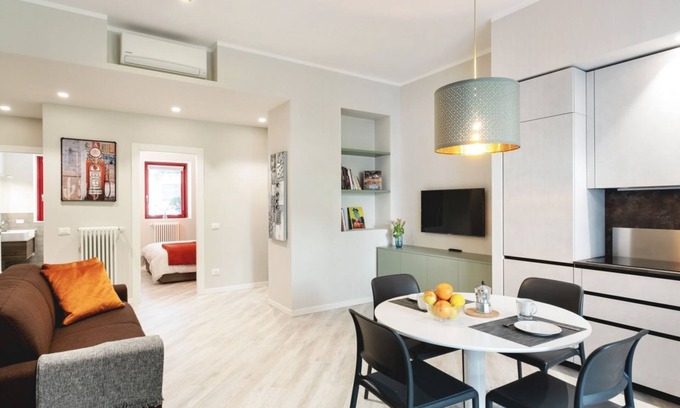 Saragozza-Porto Apartment | The apartment is located in a strategic point: a few steps from the Ospedale Maggiore, not far from the exit of the ring road and the motorway.The main services (restaurants, bars, supermarkets, shops) are in the immediate neighborhood.Ideal for business