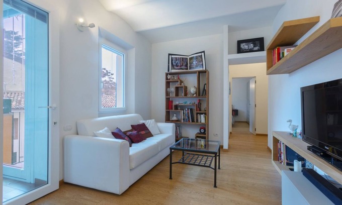 Saragozza-Porto Apartment | The apartment is located in a historic building in Porta Saragozza, a prestigious area of ​Bologna, at the foot of the hills and at the beginning of the monumental portico of San Luca, the longest in the world, which reaches the Basilica on the Coll