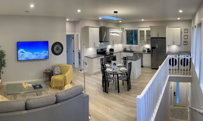 North Saanich House | The Arbutus Loft- 2 bed suite in new home walk to beach & Golf