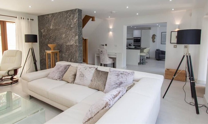 Waterhead Cottage | THE ARTHOUSE, luxury holiday cottage, with a garden in Ambleside