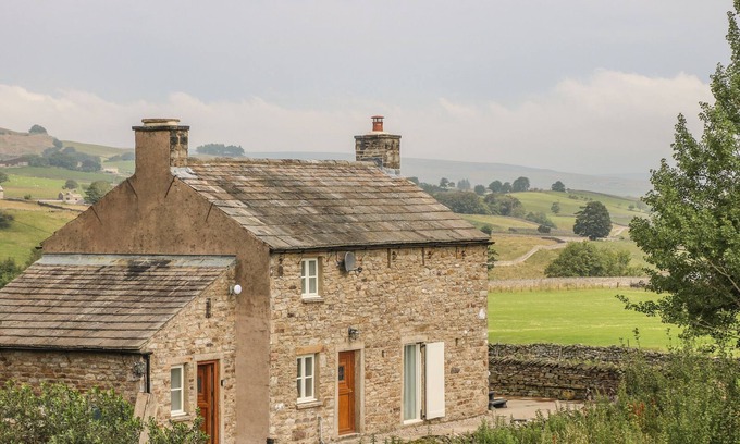 Barnard Castle Cottage | THE ASPENS, pet friendly, with hot tub in Middleton-In-Teesdale