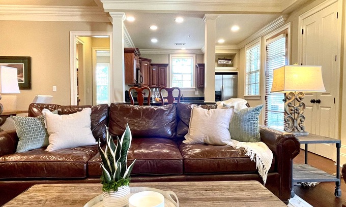 Country Club Condo | The Augusta Place, mins to Square and Campus!