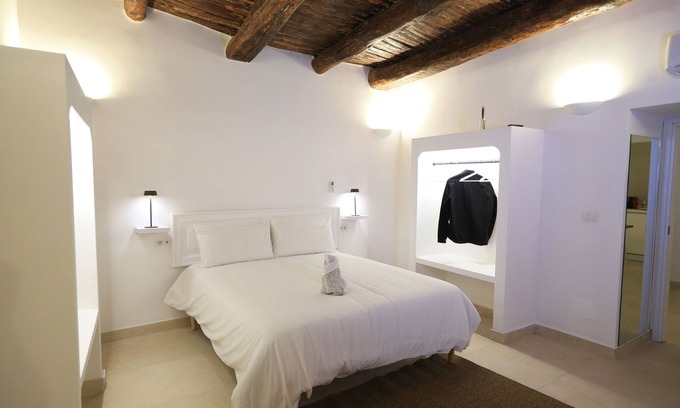 Chiaia Bed & Breakfast | The B&B "Ai 13 Gradoni di Chiaia is an oasis of calm in the center of Naples.