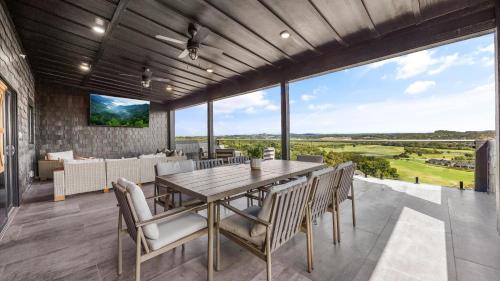 Sevierville House | The Back Nine Retreat by AvantStay Private Golf Sim Firepit Mountain Views Near Dollywood