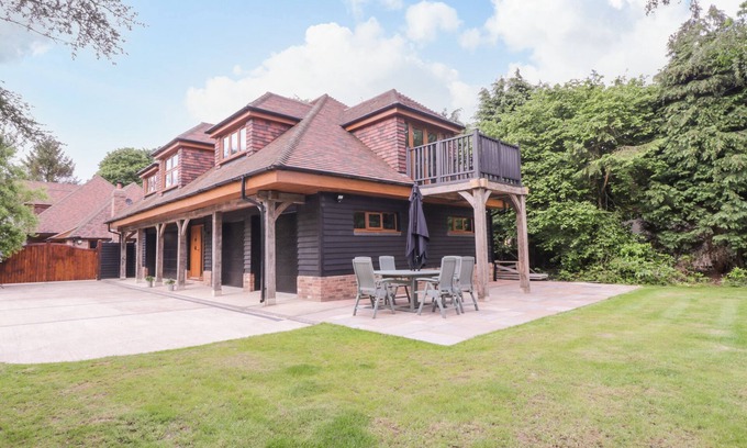 Maidstone Cottage | THE BARN AT MULBERRY LODGE, family friendly, with a garden in Langley