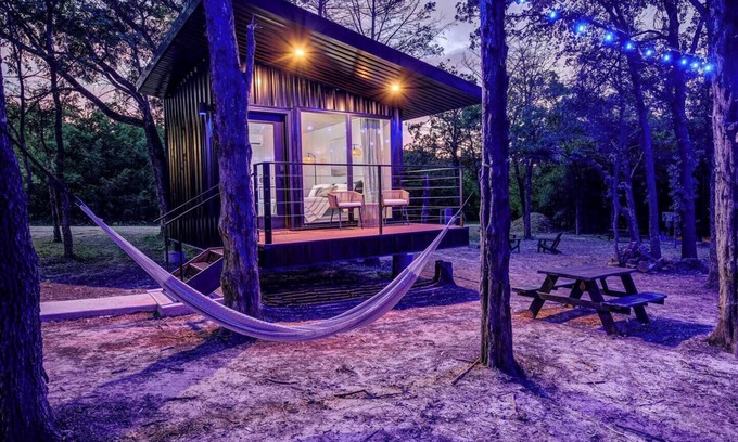 Alvord Cabin | The Barn Owl | Cozy Treehouse + Pickleball Court