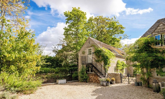 Ampney Crucis Apartment | The Barn | Romantic Cotswolds Stay for Two