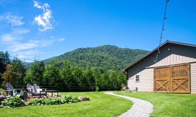 Maggie Valley House | The Barn- Trailer Friendly, Near Skiing, Joey’s, Brewery, and Blue Ridge Parkway
