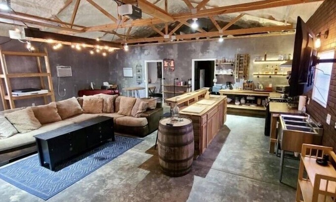 Ozark House | The Barndominium @ Moon Valley, King Bed, Unique, Gas Stove, Full Fence
