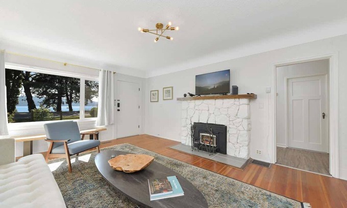 North Saanich House | The Bayside Cottage Oceanview Vacation Home