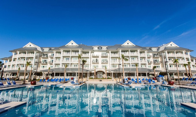 Charleston Resort | The Beach Club at Charleston Harbor Resort and Marina