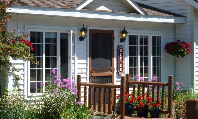 Mackinaw City Hotel | The Beach House