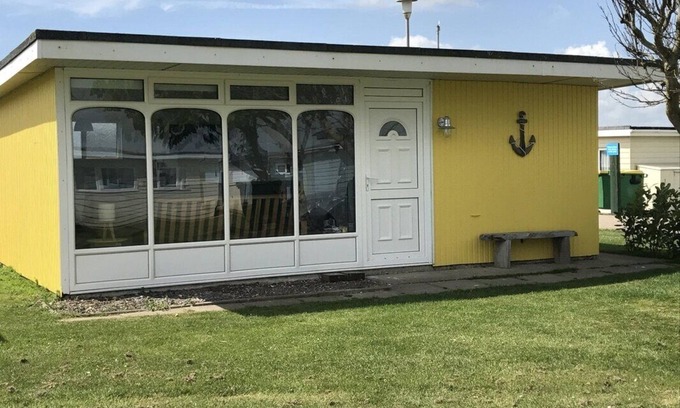 Camber Ski Chalet | The Beach Huts - Yellow Seaside Chalet - Camber Sands
