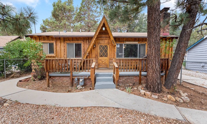 Sugarloaf Cottage | The Bear Escape - Mountain charm and is perfect for small family gatherings! Perfect getaway!