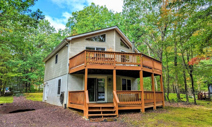 Albrightsville Ski Chalet | The Bear Foot Lodge by AvantStay | Game Room, Deck, Beach/Lake Access