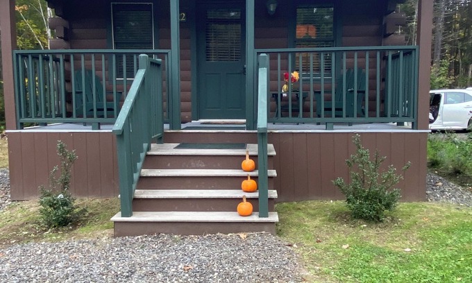 Warren Cabin | THE BEAR'S DEN Cute and cozy studio Maine cabinnn