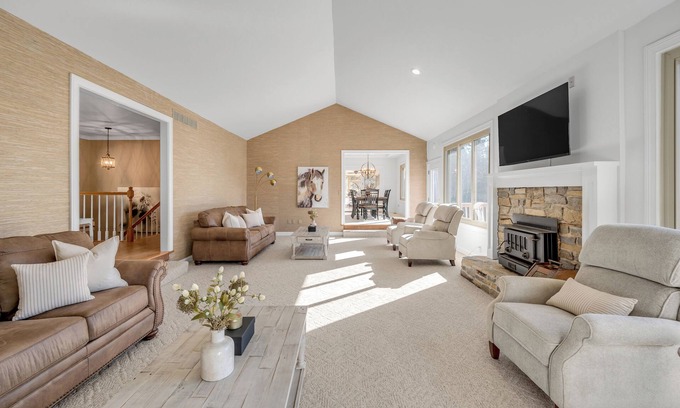 Willisburg House | The Belle LUX KY Bourbon Trail-Hot tub-Hiking Trails on over 120 acres!