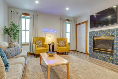 Lockerbie Square Apartment | THE BEST Downtown Spot Free parking Pet friendly