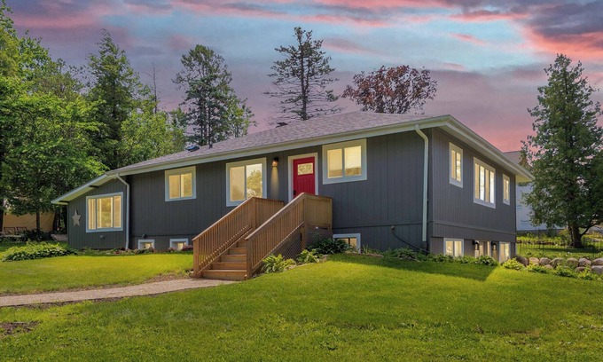 Zenda House | The Big Chill – Lake Geneva w/Grain Bin Gazebo, 5 Hole Mini Golf, Kayaks & More!