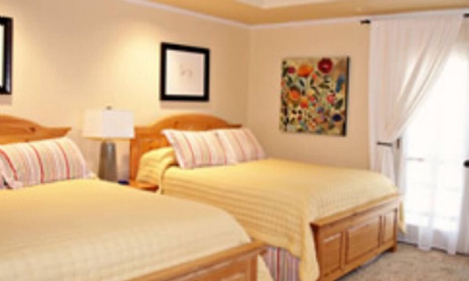 Uvalde Bed & Breakfast | The Big Lazy Room with balcony
