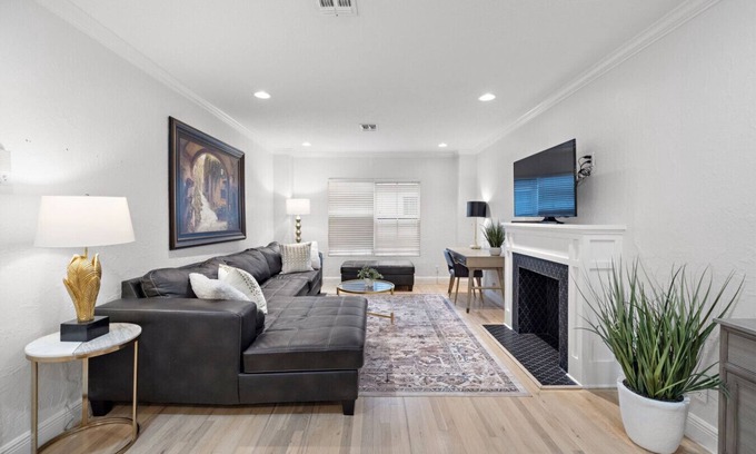 South Central Houston Apartment | The Bishop’s Haven 4